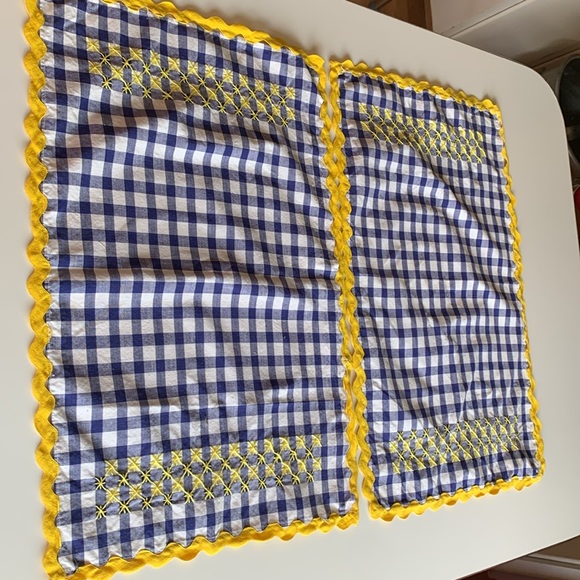 Set of two blue and white checked retro placemats with yellow hand embroidery - Picture 3 of 6
